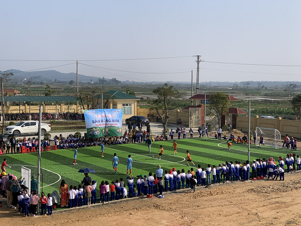 Bàn giao sân bóng đá tại trường tiểu học Nam Anh 2 và trường tiểu học Nam Xuân